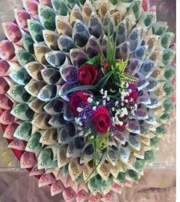情人节包钱的花束,情人节的人民币礼物