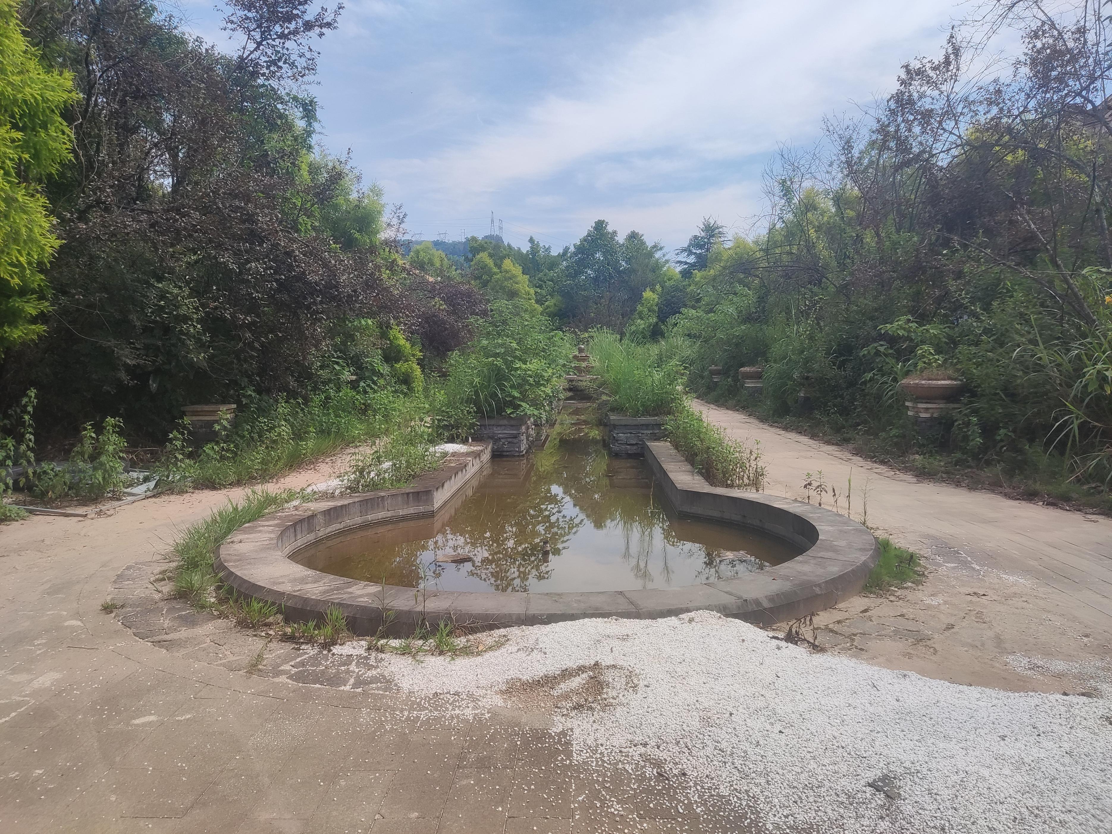 北碚憋屈的烂尾度假小镇，高档大气温泉入户，为何被废无人知晓