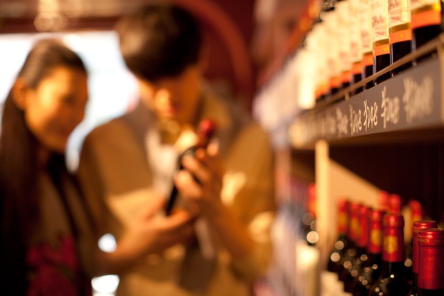 怎样选购进口干红葡萄酒,葡萄酒的选购技巧与品牌推荐