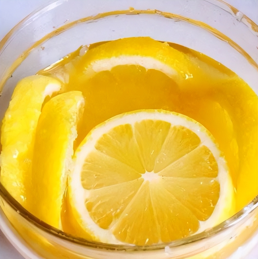 柠檬泡水喝的两大禁忌,柠檬泡水喝的禁忌和副作用