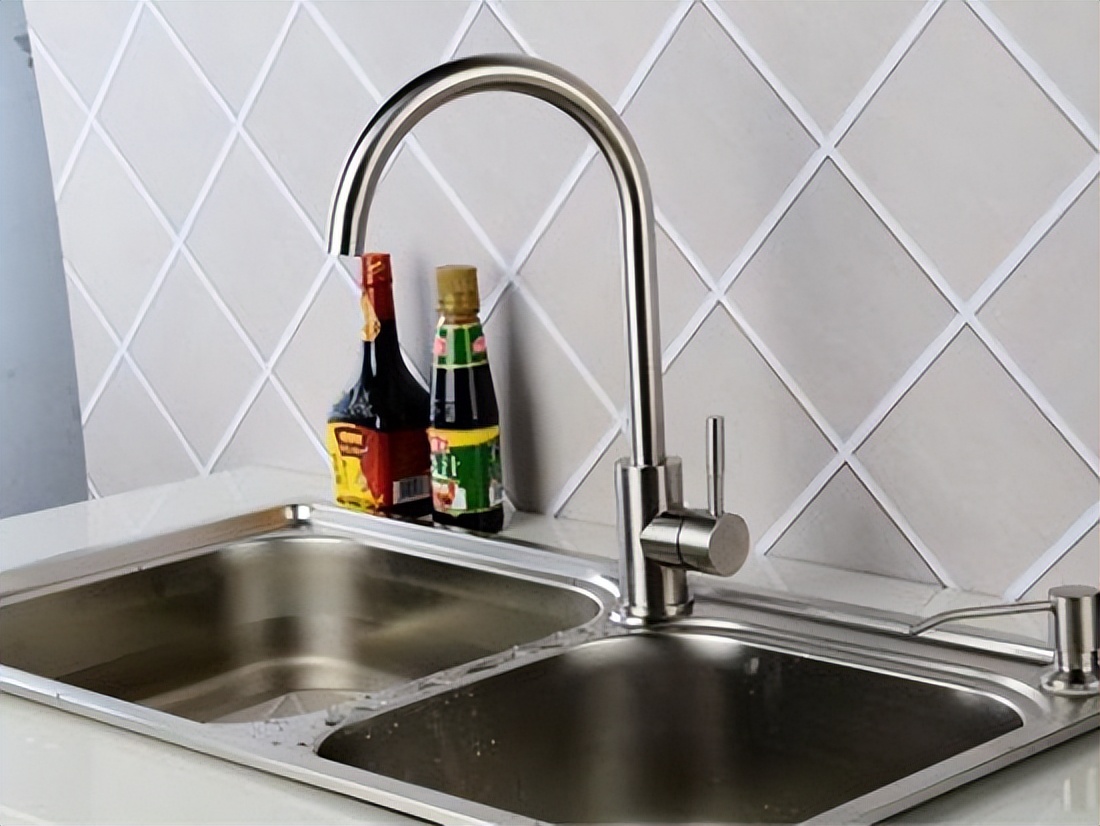 厨房地面渗水怎样修理比较好,厨房烟道的周围渗水怎么维修