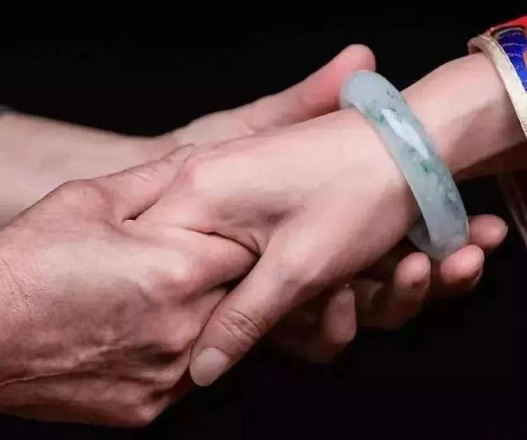 老汉宝刀卖500万专家指责现场,老人500万卖宝刀专家指责