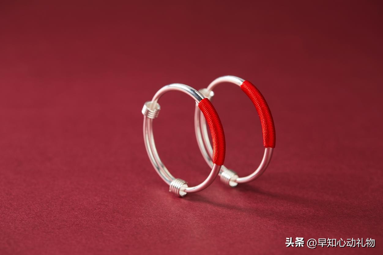 宝宝100天奶奶买什么礼物好,宝宝100天爷爷奶奶送多少钱