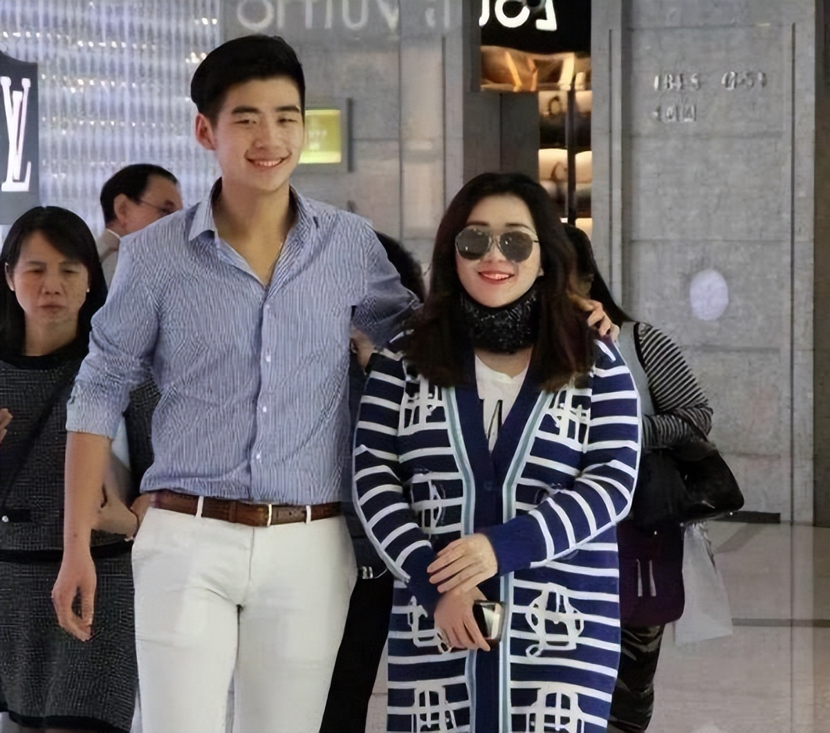 2013年何超盈,何超盈街头照