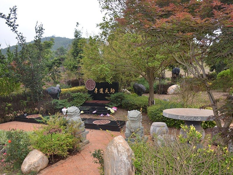 昆明有纪念意义的墓,昆明跑马山公墓