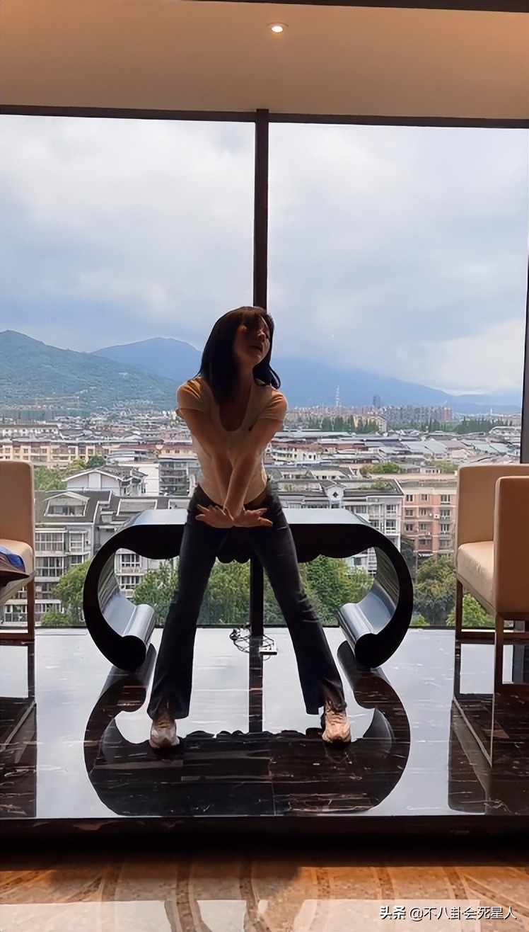 51岁钟丽缇玩冲浪晒好身材,钟丽缇出席活动力压柳岩