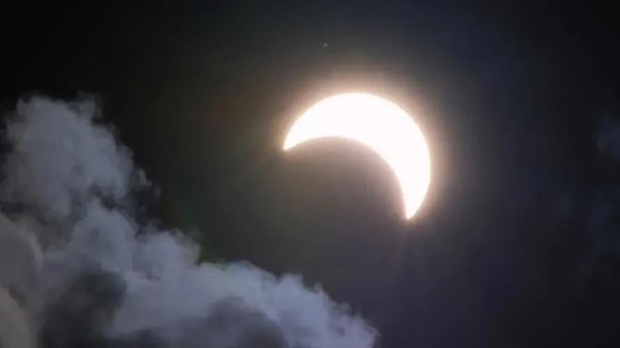 宇宙月亮之谜,宇宙的奥秘月亮上的神秘天体