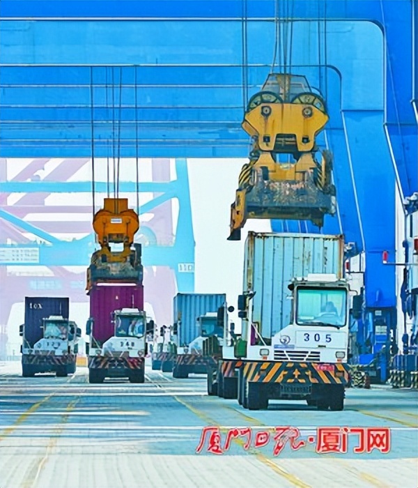 假日港口吞吐忙!知名航商集装箱船接连来厦靠泊