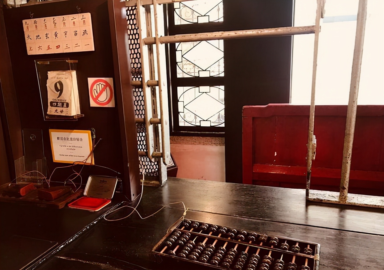 在澳门重生的当铺：依附*场赌**、售卖高奢品疯狂敛财，赌徒血本无归