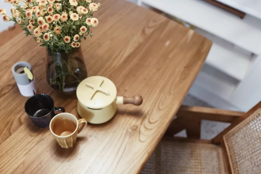 她买下32㎡老旧学区房，为女儿打造小桃园，还有20㎡超舒适大庭院