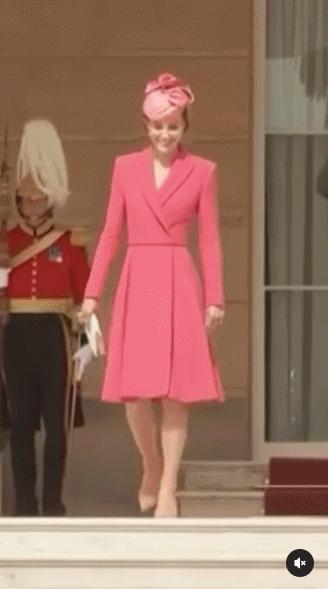 凯特王妃和玛丽王妃撞衫,凯特王妃瘦成纸片人