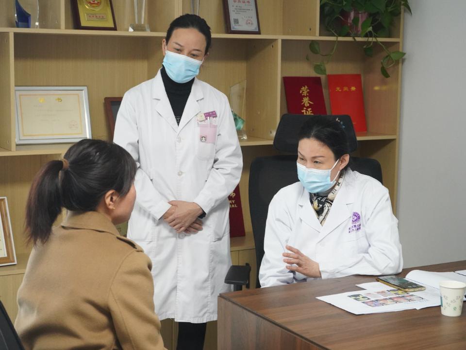 省人民医院皮肤医疗美容中心主任李雪莉教授莅临商丘市参观指导