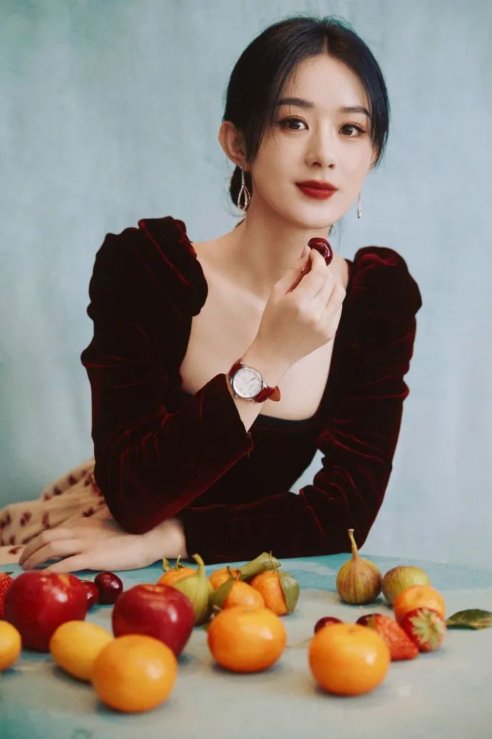 杨紫琼大衣配高筒靴穿搭,杨紫琼穿丝绒大衣图片