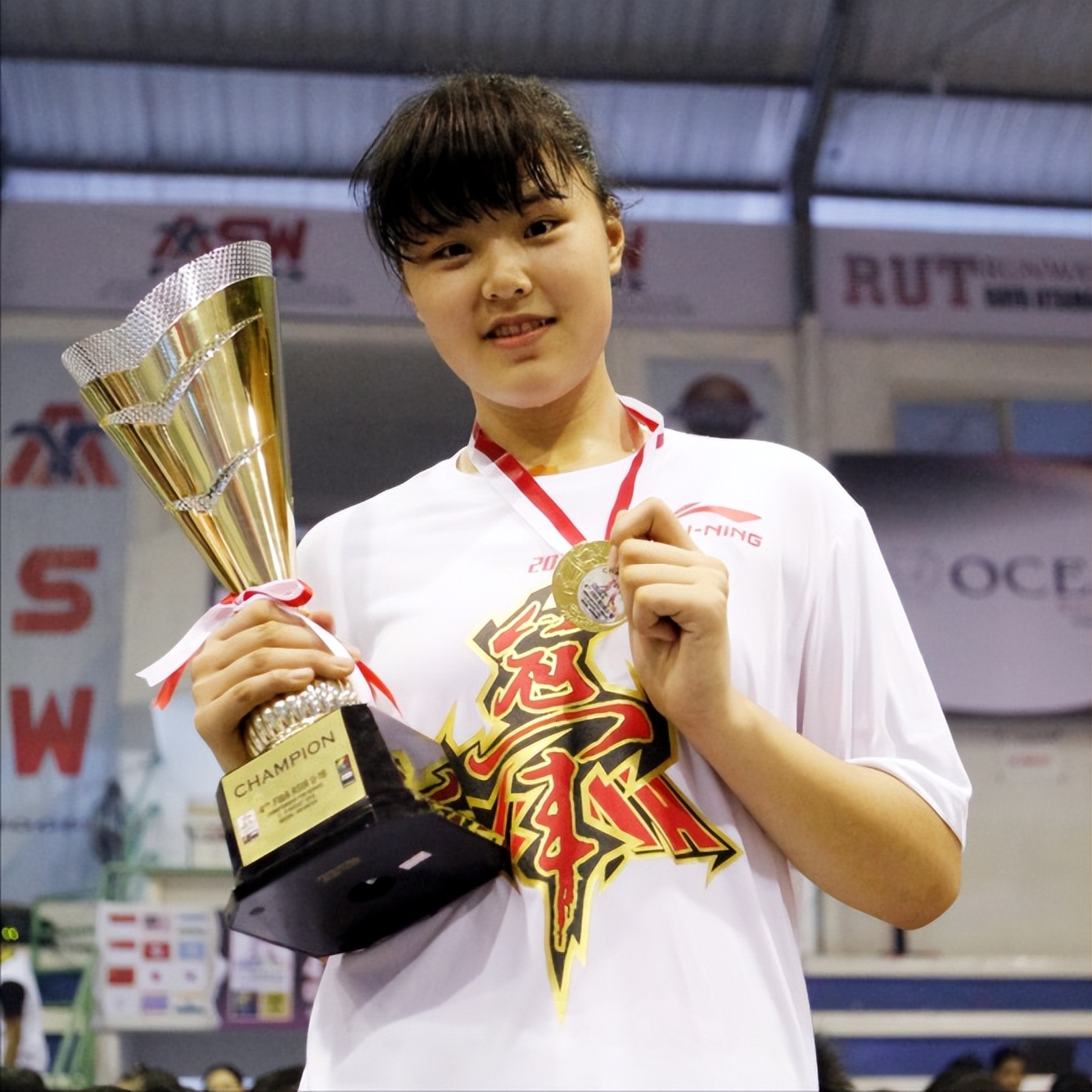 女篮队员李月汝身高简介,中国女篮大中锋李月汝今何在