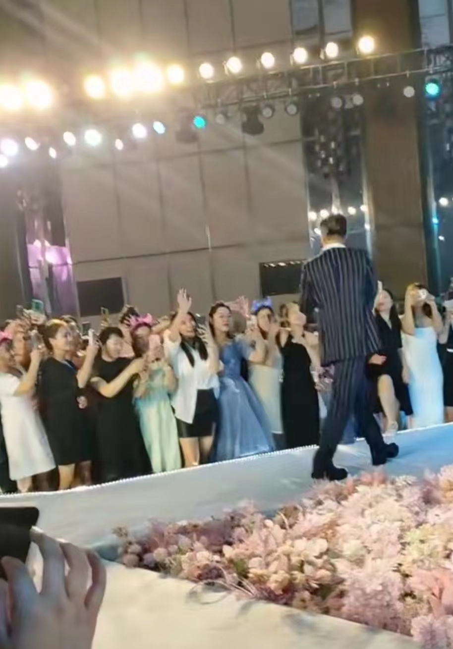 50岁的毛宁商演现场,53岁毛宁现身商演捞金