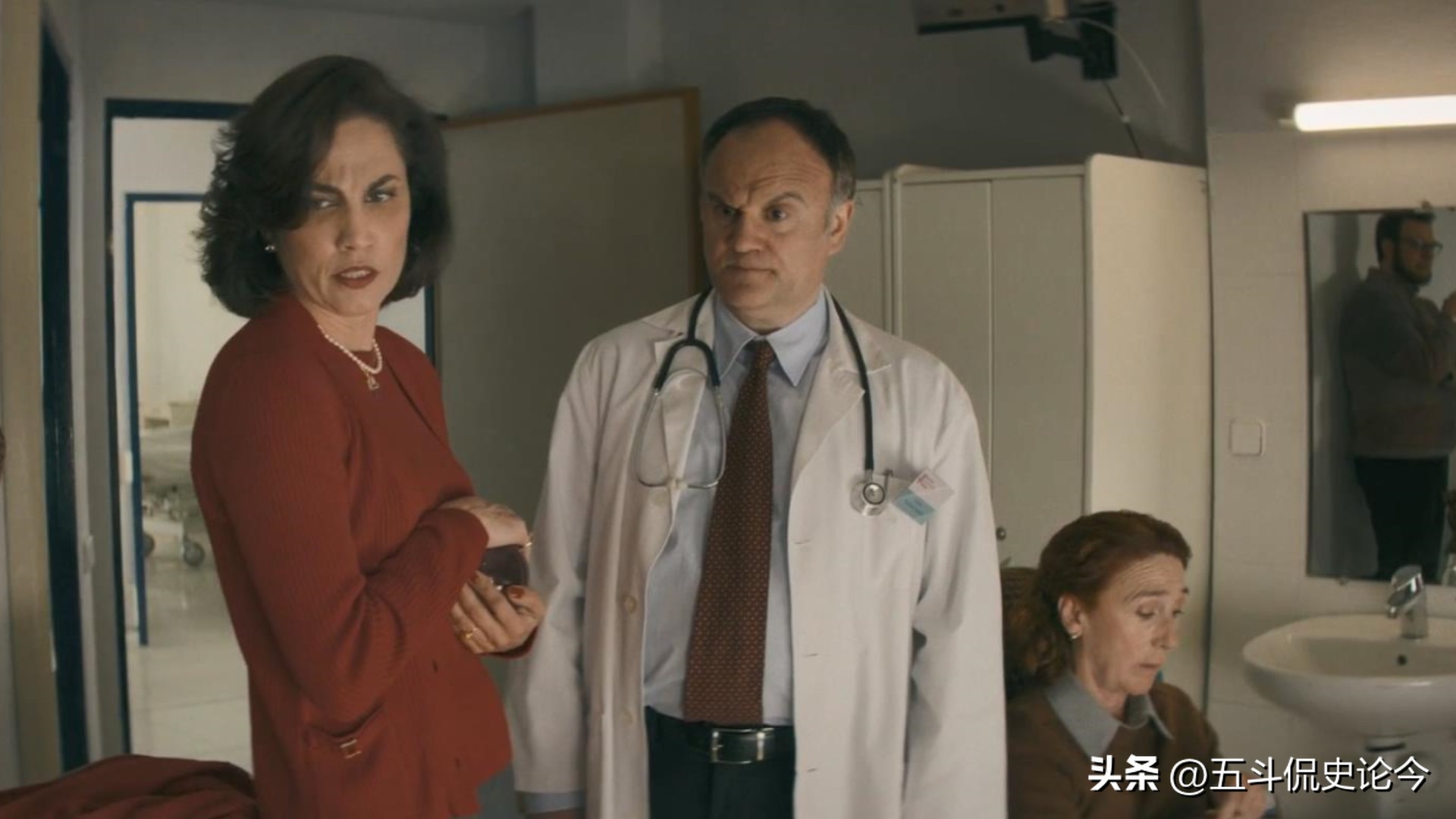 西班牙悬疑电影老太太,西班牙驱魔电影有女巫拿水晶球的