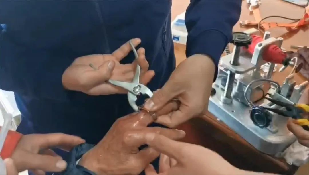 70岁老人戒指卡手原视频,老人戒指卡手指视频