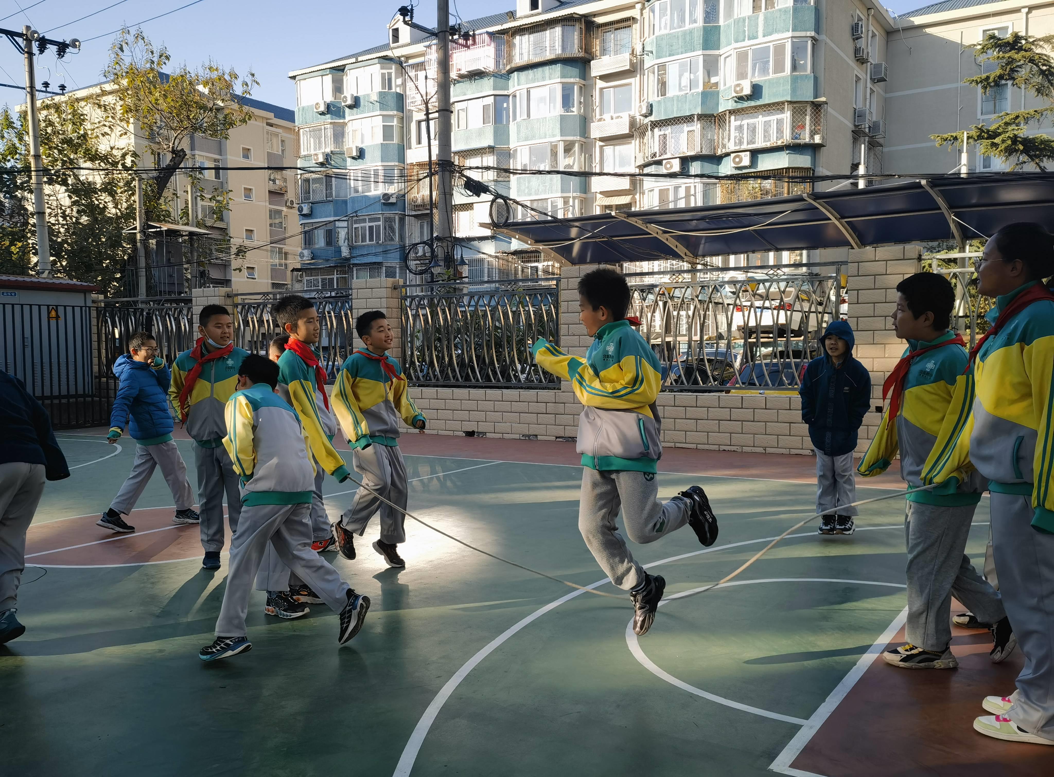 学生集体起立视频,小学生全体起立视频