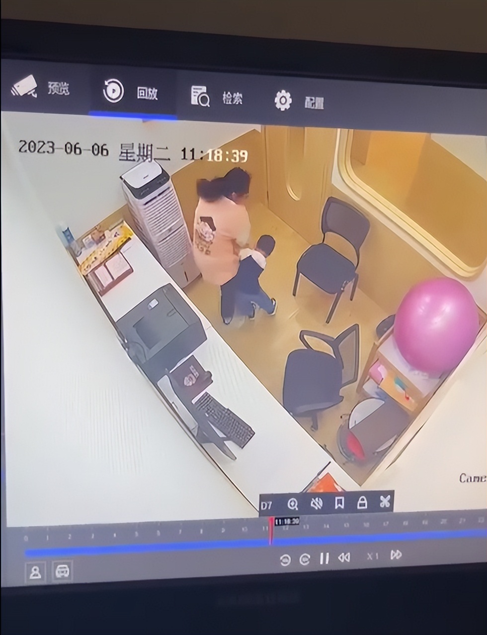 监控死角幼师虐童被抓,幼师打小孩事件妈妈查监控