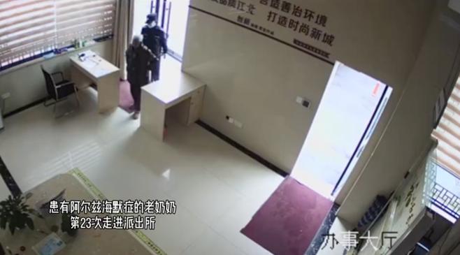 官方通报“生育八孩女子被拴铁链”：已救治【三分钟法治新闻全知道】