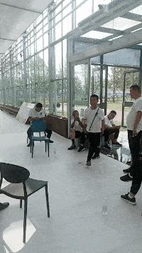 走路累了坐着歇一会,走累了坐下歇会怎么回事