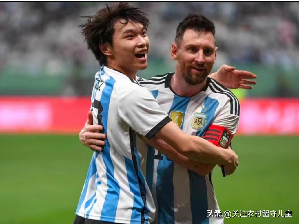 拥抱梅西小伙子笑着被抬走,球迷冲进球场拥抱梅西在哪里比赛