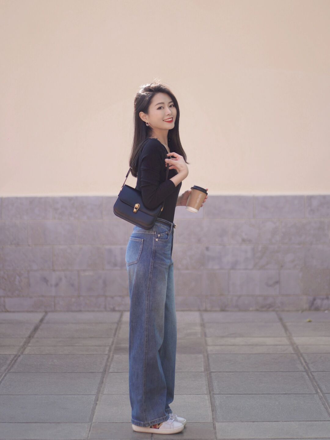 宽松牛仔裤搭配什么上衣春天,春天穿牛仔裤搭配什么衣服才好看