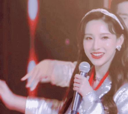 贾玲沈腾本色出演张小斐,贾玲张小斐2020微博之夜红毯视频