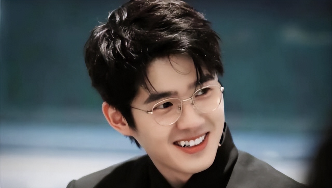 烤瓷牙牙龈发黑的明星,娱乐圈真的都是烤瓷牙吗