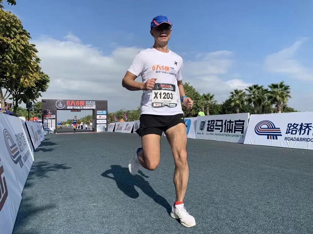 每小时800元学跑步，里程计入KPI，中年高管拼进马拉松