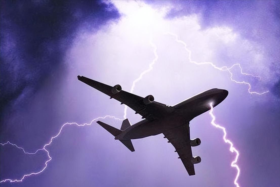 惨!天公作美,日本上空,美三架军机同一天被雷劈