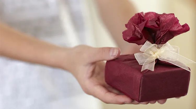 饿死不吃葱人穷不走亲的意思,人饿了别吃葱人穷了别走亲