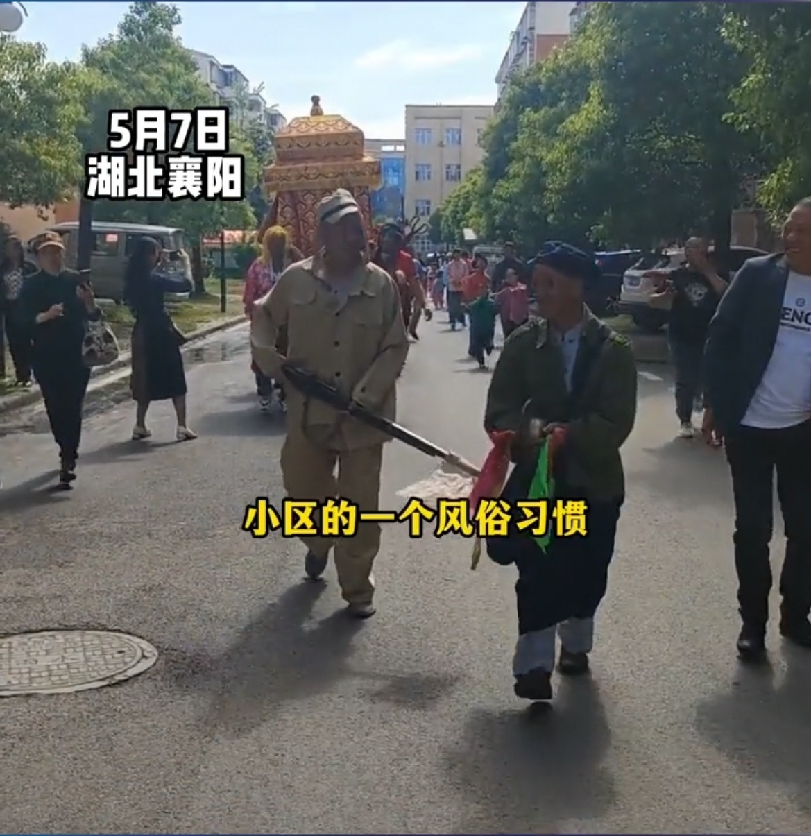 迎亲队伍穿鬼子军服,*刀刺**挂膏药旗,是无心之举还是愚昧无知?