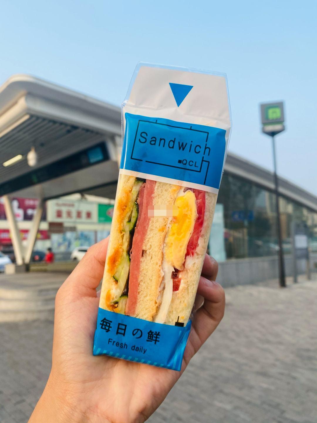 摆摊卖三明治全过程,90后摆摊卖三明治生意火爆