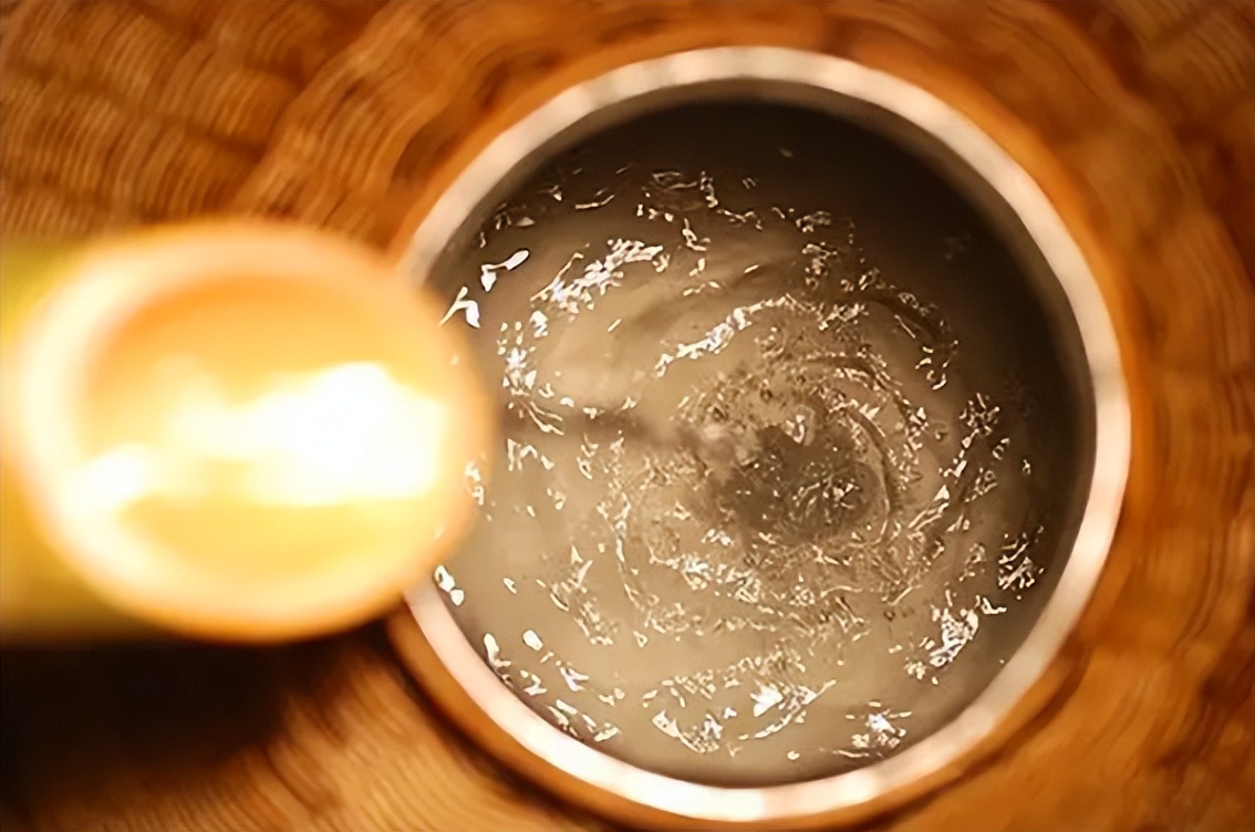 喝红酒醒酒好还是不醒酒好,红酒需要醒酒白酒需要醒酒吗