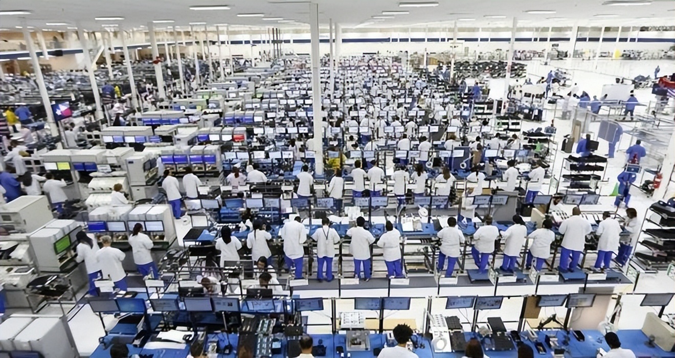 20岁小伙在工厂流水线,小伙工厂上班一天站11个钟