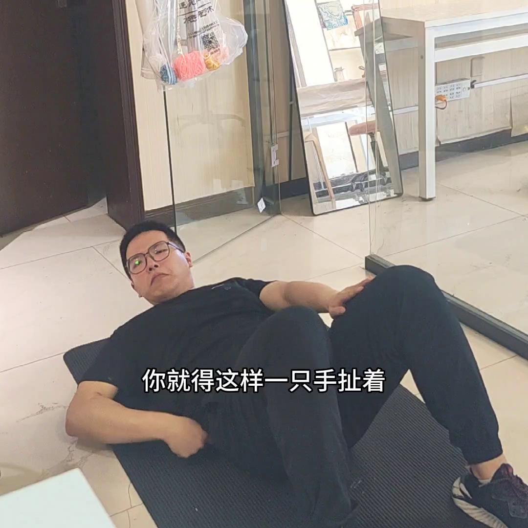 腰椎间盘突出可以练习卷腹操吗,腰间盘突出能做卷腹动作吗