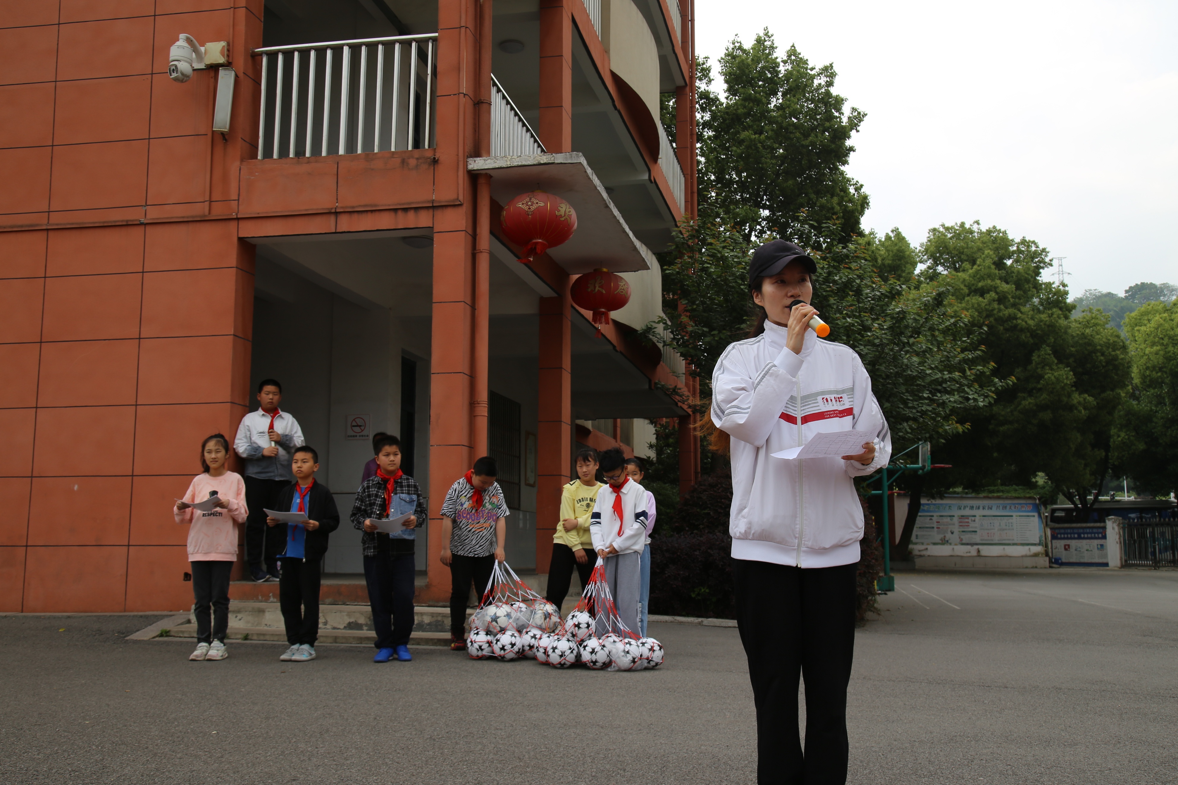 庆阳市东方红小学足球队照片,小学学校校园足球出征仪式