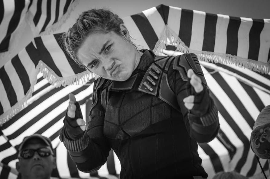 26岁好莱坞女星遭网暴！穿薄纱礼服公开露胸，被嘲胸太丑令人作呕