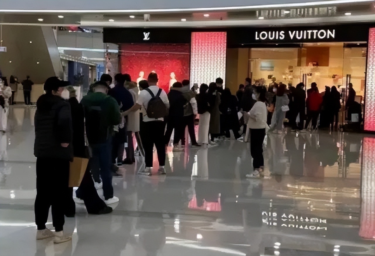 lv年入300w无收入人群,lv近十年价格变化