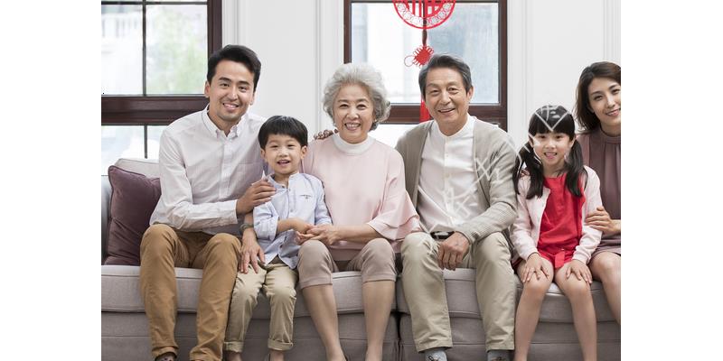 我坐月子,母亲说摔伤腿不能来,出月子后去娘家,见到母亲我愣住