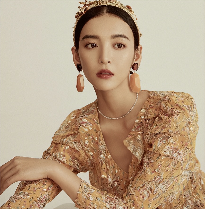 漂亮书生鞠婧祎女扮男装惊艳全场,鞠婧祎女扮男装头发散开看呆众人