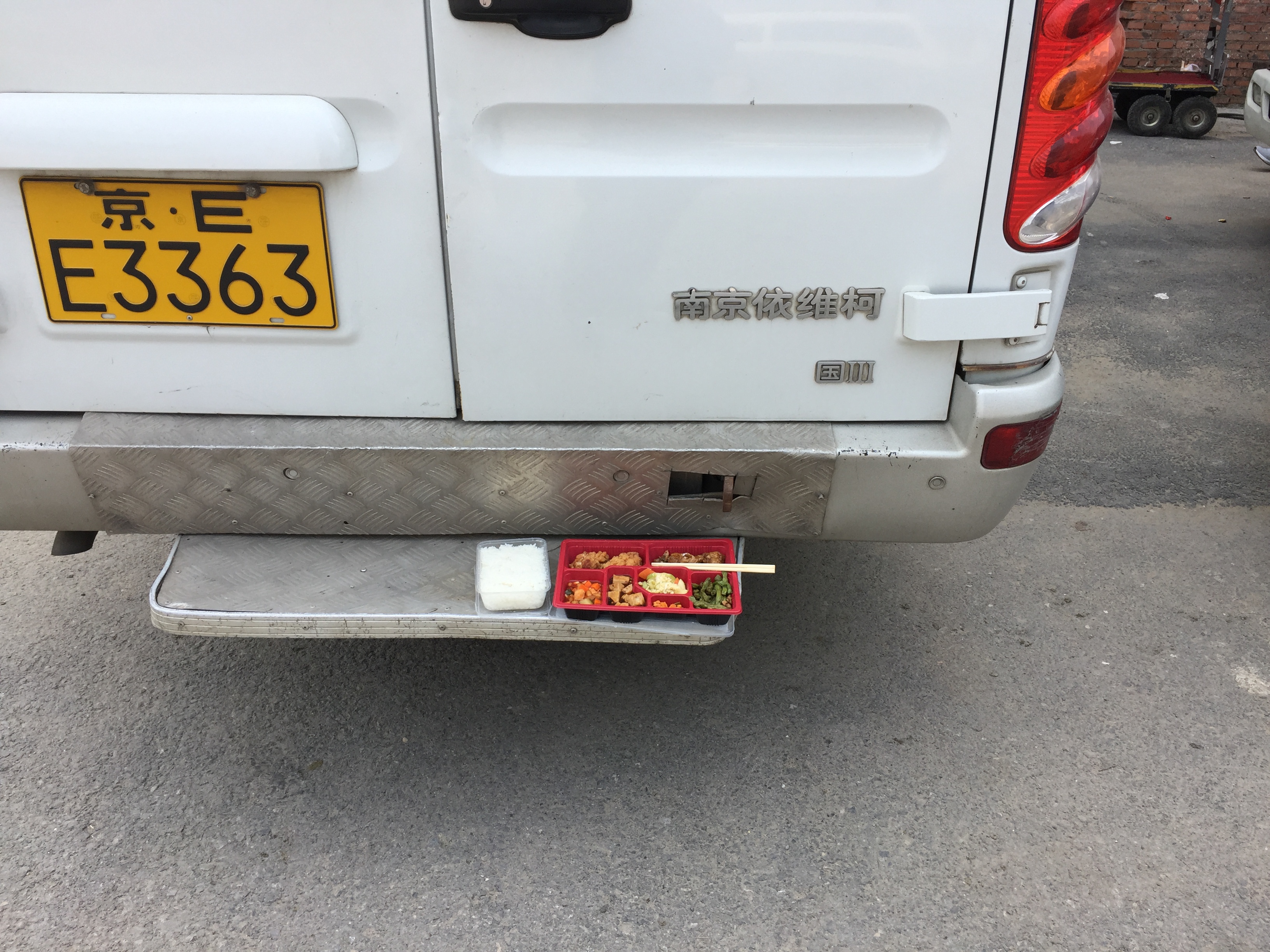 剧组拍戏领的盒饭一天只有35元,剧组盒饭拍戏现场