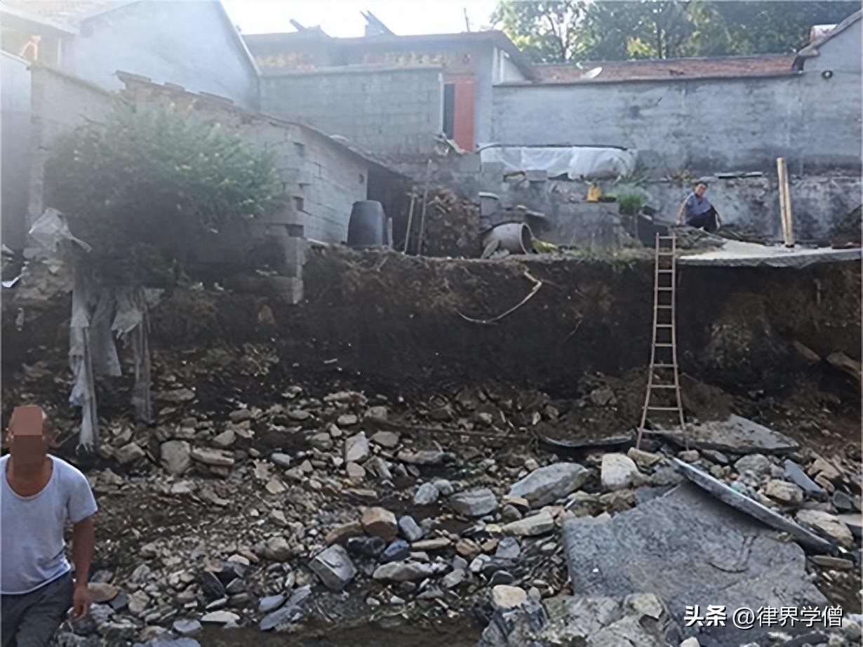 你让我无家可归，我杀你全家！男子怒砍邻居一家5口后，畏罪自杀