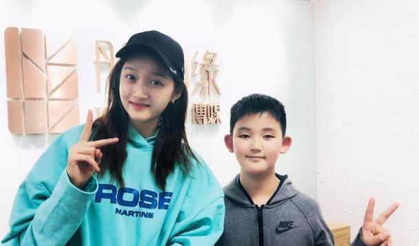 该当爷爷的年纪当了爹，这5位老戏骨白发苍苍还要为养孩子而奔波