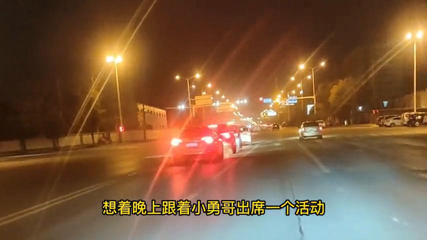 20岁富二代花几百万买法拉利，和女友逛街时遇到加代，醋意大动