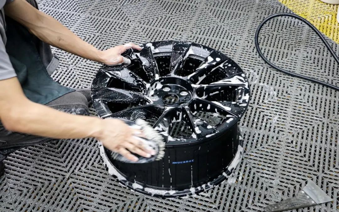 轮胎被扎怎么自救,轮胎被刺扎了怎么判断用不用补胎