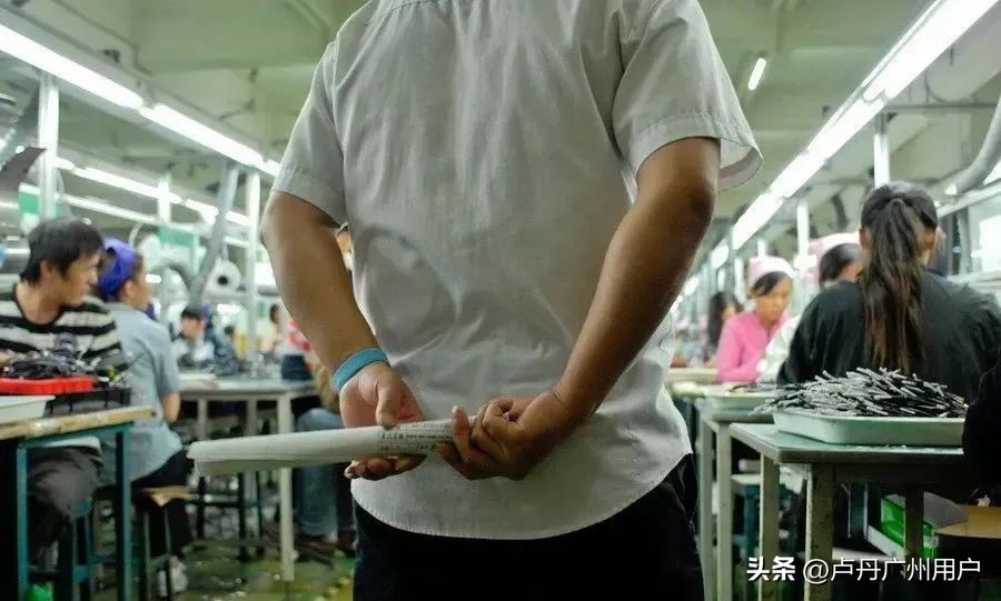 20年拍下150万张“东莞女工”在国外爆火：中国制造，不可思议！