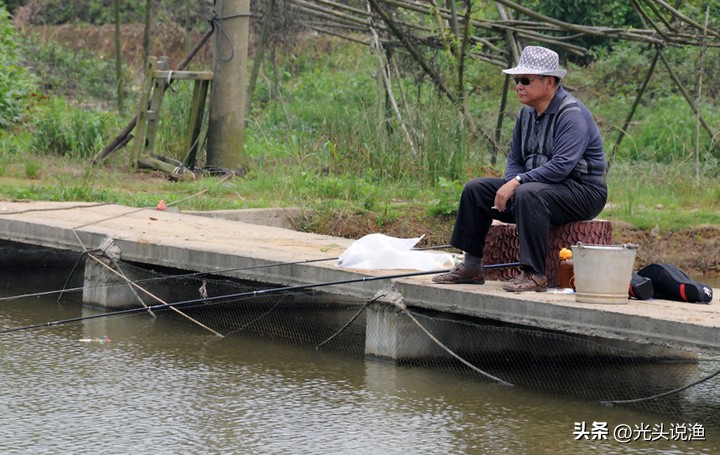 高速堵车司机无聊的拿出鱼竿钓鱼,高速公路堵车钓鱼中鱼
