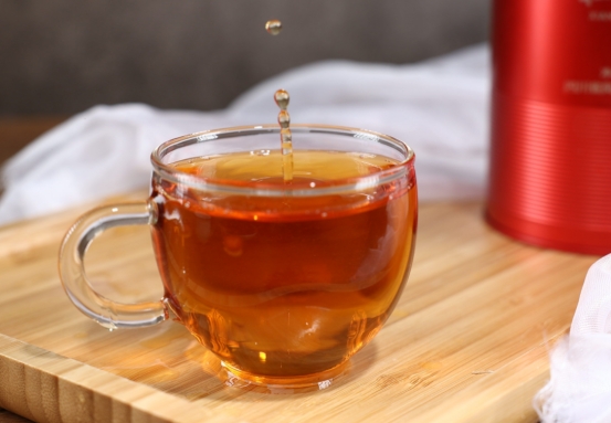 喝什么茶比较好红茶绿茶白茶,夏季喝什么茶绿茶红茶好